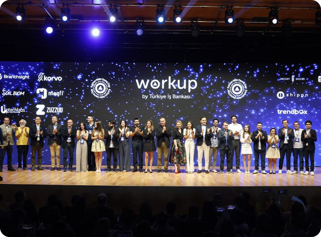 Workup Girişimcilik Programı'nın 12. dönem Demo Day sahnesinde sunum yapan girişimler